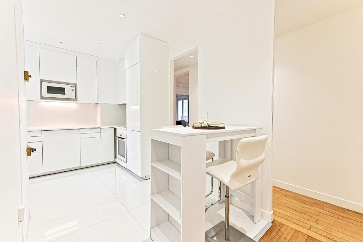 Spacious And Bright Apartment *